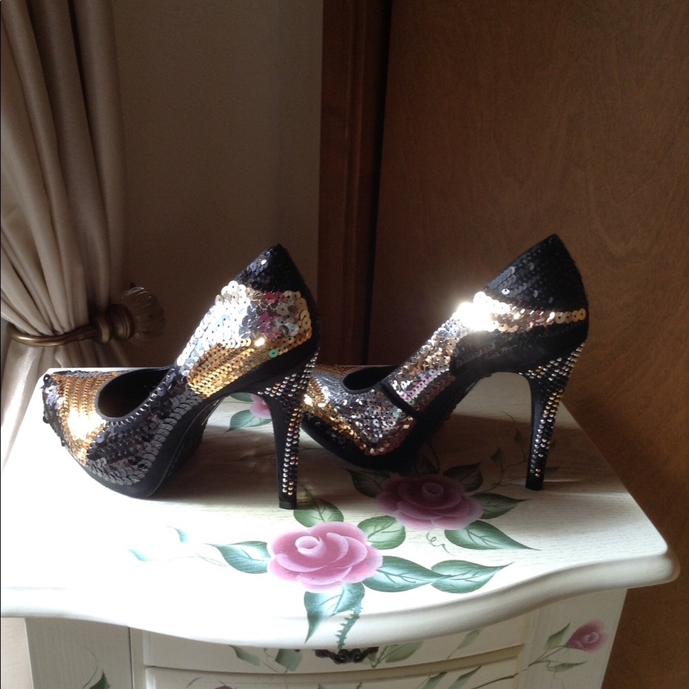 Magical SCHUTZ Black, Gold & Silver Sequin Heels🌟